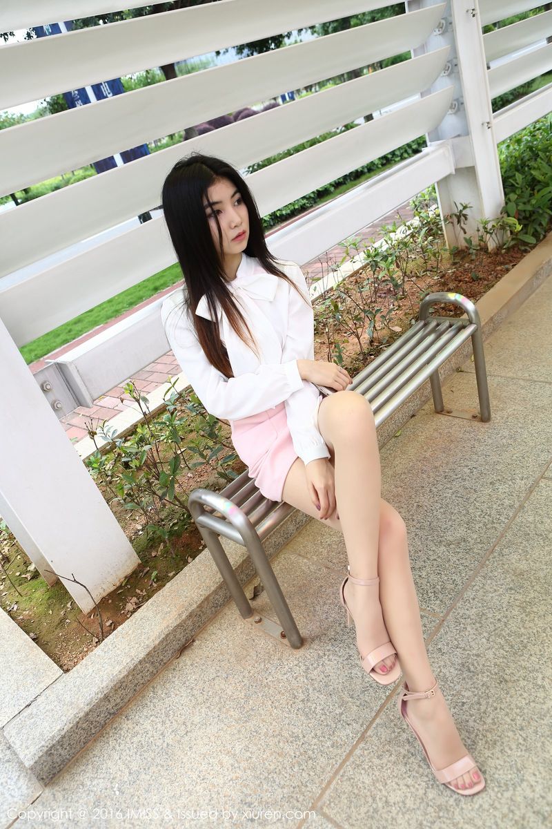 爱蜜社性感女神7Seven丝袜美腿系列车内拍摄第二套写真