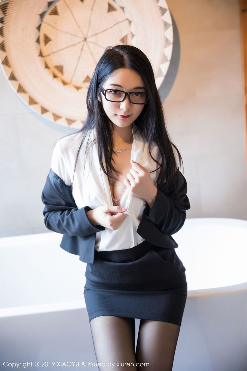 语画界性感女神小热巴Angela职场秘书OL黑丝美腿马尔代夫旅拍