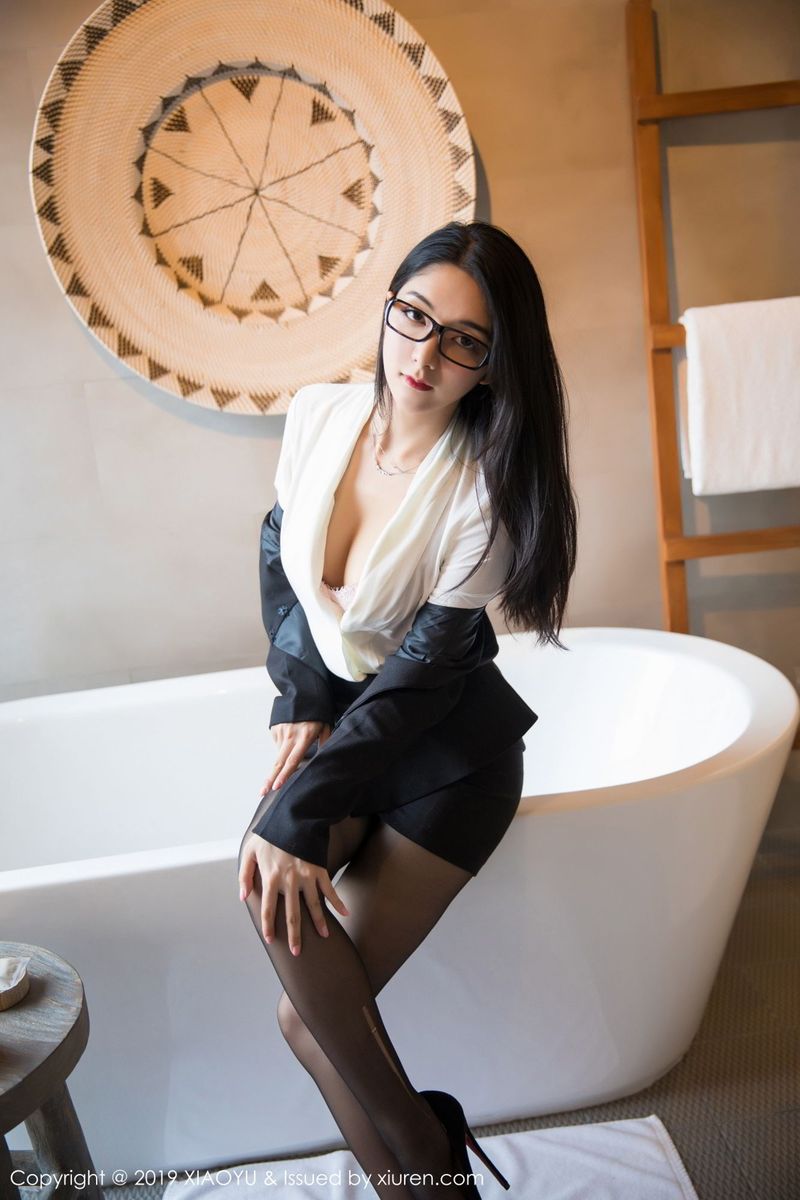 语画界性感女神小热巴Angela职场秘书OL黑丝美腿马尔代夫旅拍