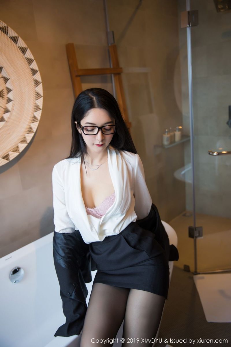 语画界性感女神小热巴Angela职场秘书OL黑丝美腿马尔代夫旅拍