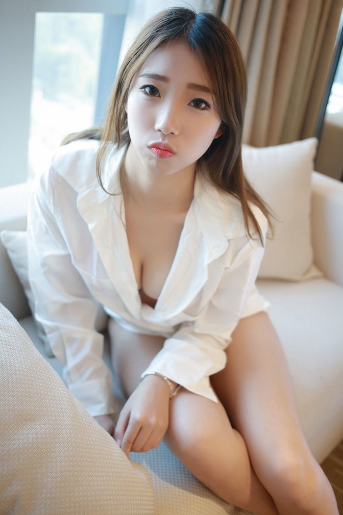 童颜巨乳宝儿居家服性感咬嘴唇引人怜爱