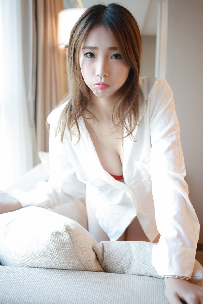 童颜巨乳宝儿居家服性感咬嘴唇引人怜爱