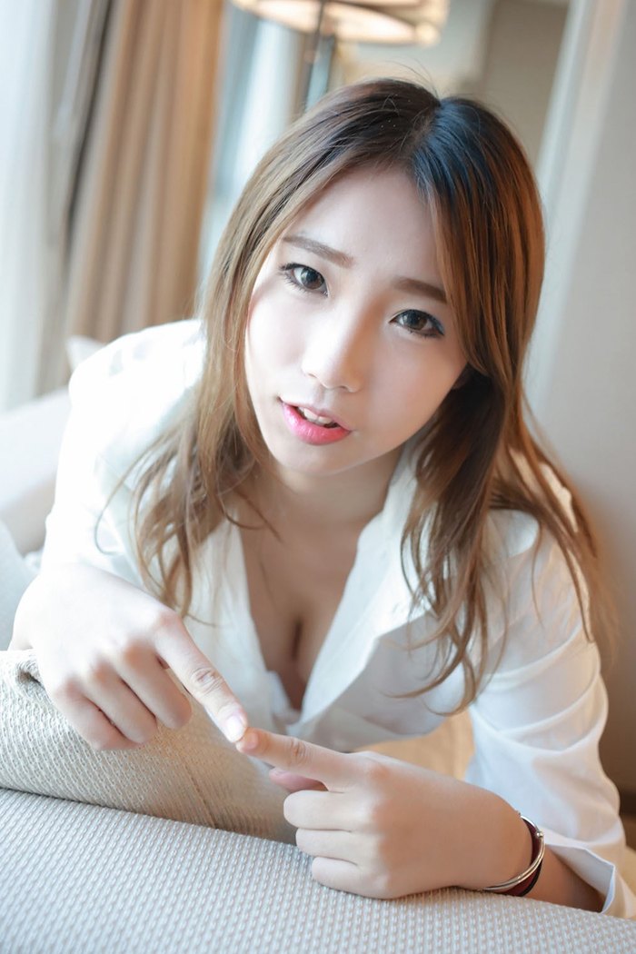 童颜巨乳宝儿居家服性感咬嘴唇引人怜爱