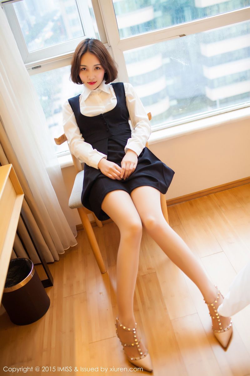 爱蜜社新人模特艾诗iccey丝袜美腿黑色镂空情趣内衣诱惑美图