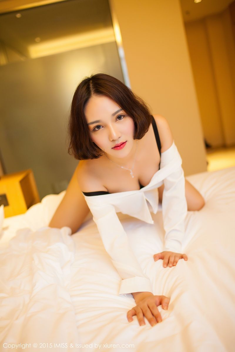 爱蜜社新人模特艾诗iccey丝袜美腿黑色镂空情趣内衣诱惑美图