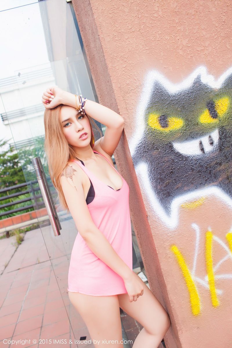 爱蜜社香港美女模特何嘉儿Michi黑色短裙小清新户外性感写真