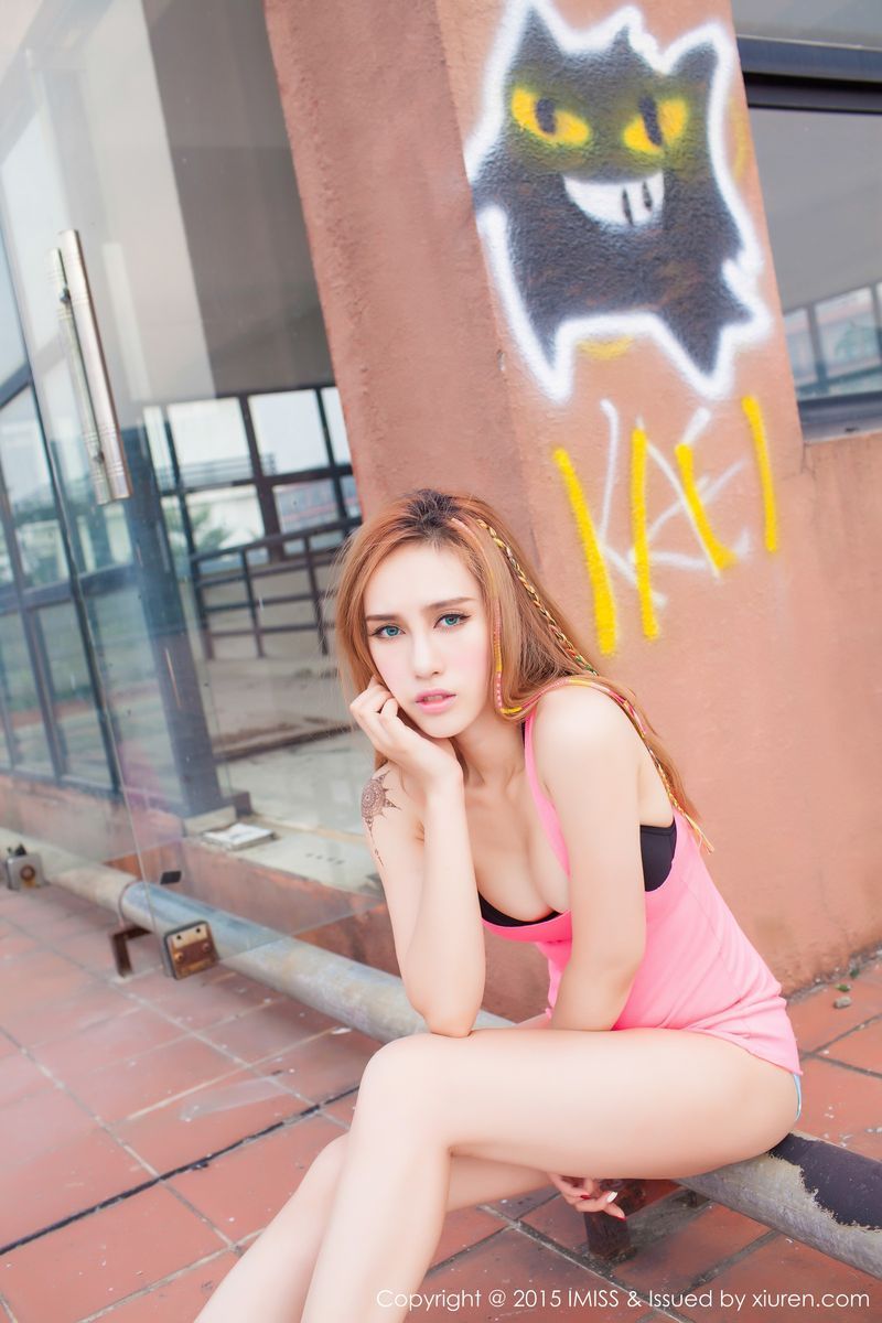 爱蜜社香港美女模特何嘉儿Michi黑色短裙小清新户外性感写真