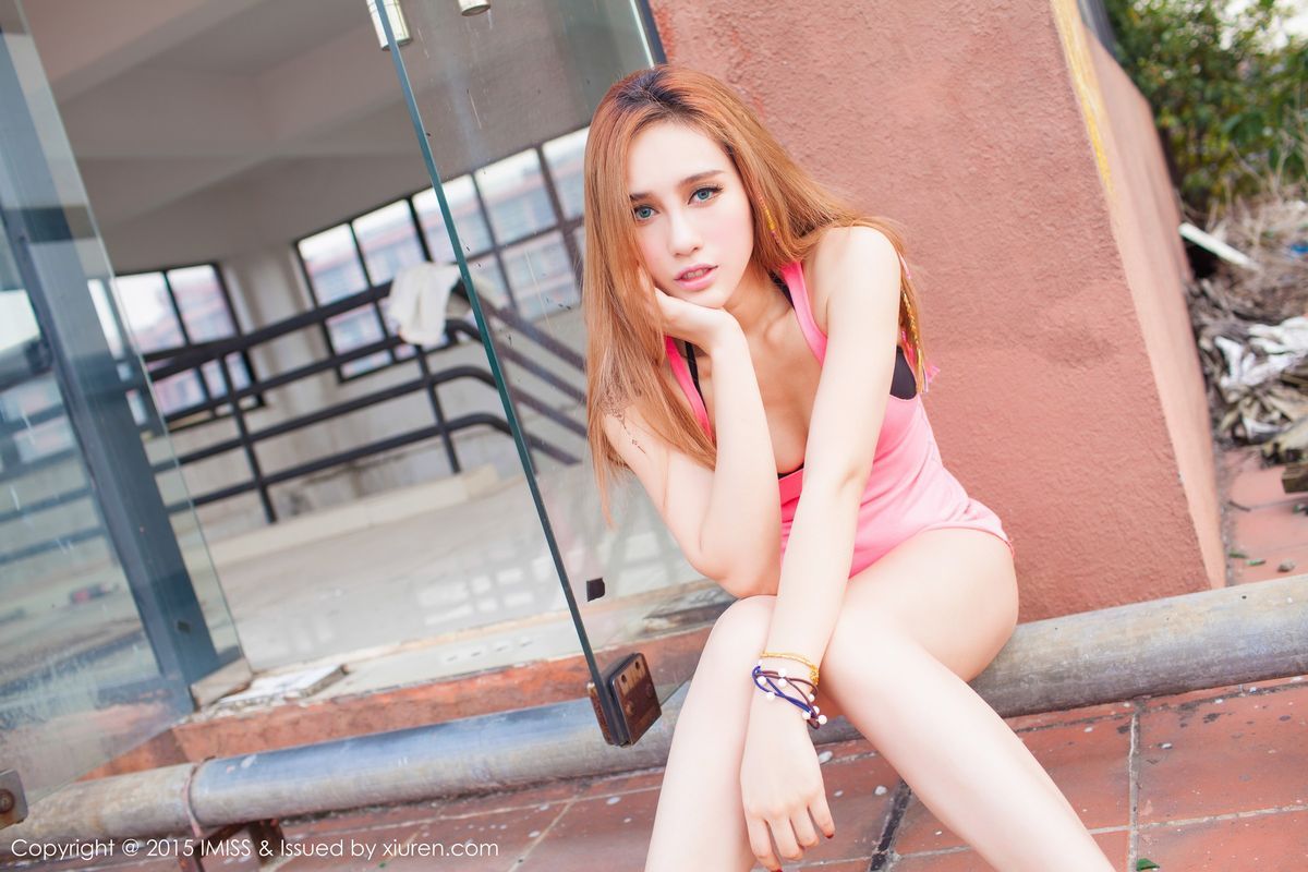 爱蜜社香港美女模特何嘉儿Michi黑色短裙小清新户外性感写真