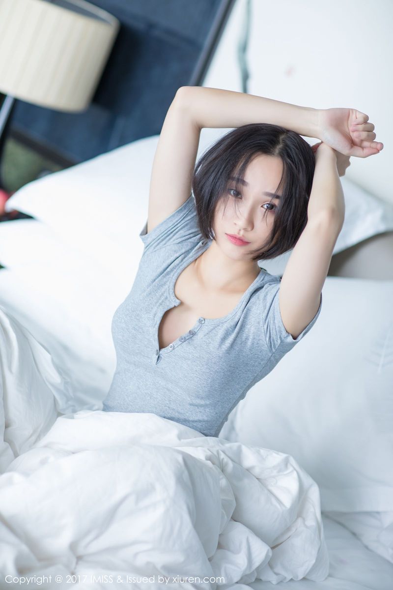爱蜜社新人美女模特莉雅Livia水润清新诗情画意养眼写真