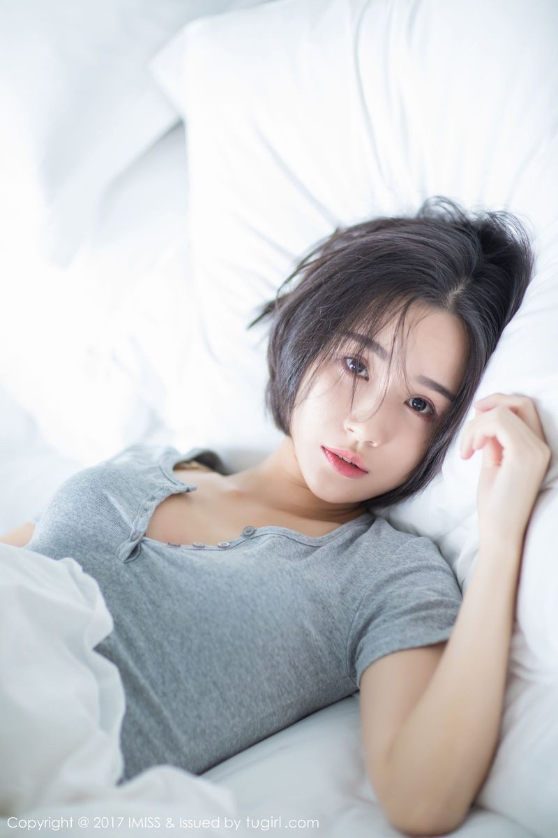 爱蜜社新人美女模特莉雅Livia水润清新诗情画意养眼写真