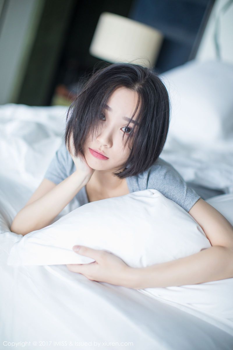 爱蜜社新人美女模特莉雅Livia水润清新诗情画意养眼写真