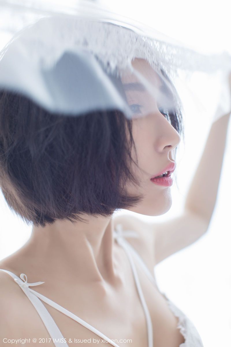 爱蜜社新人美女模特莉雅Livia水润清新诗情画意养眼写真