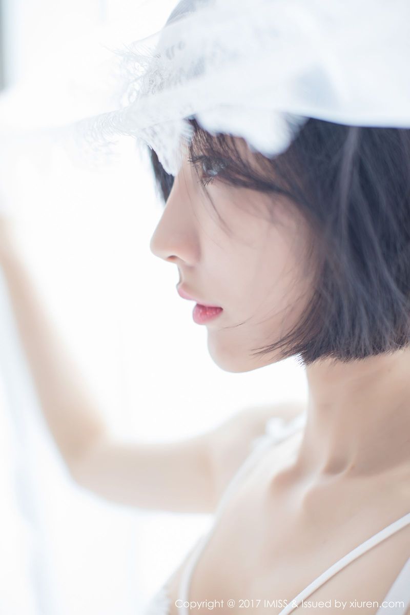 爱蜜社新人美女模特莉雅Livia水润清新诗情画意养眼写真