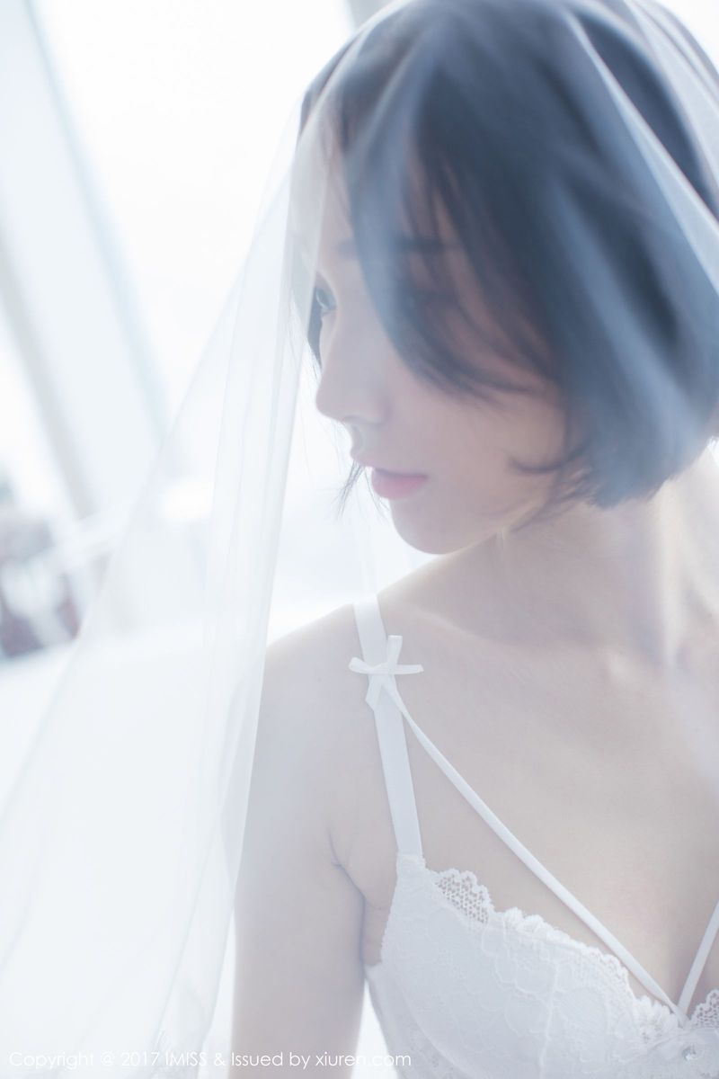 爱蜜社新人美女模特莉雅Livia水润清新诗情画意养眼写真