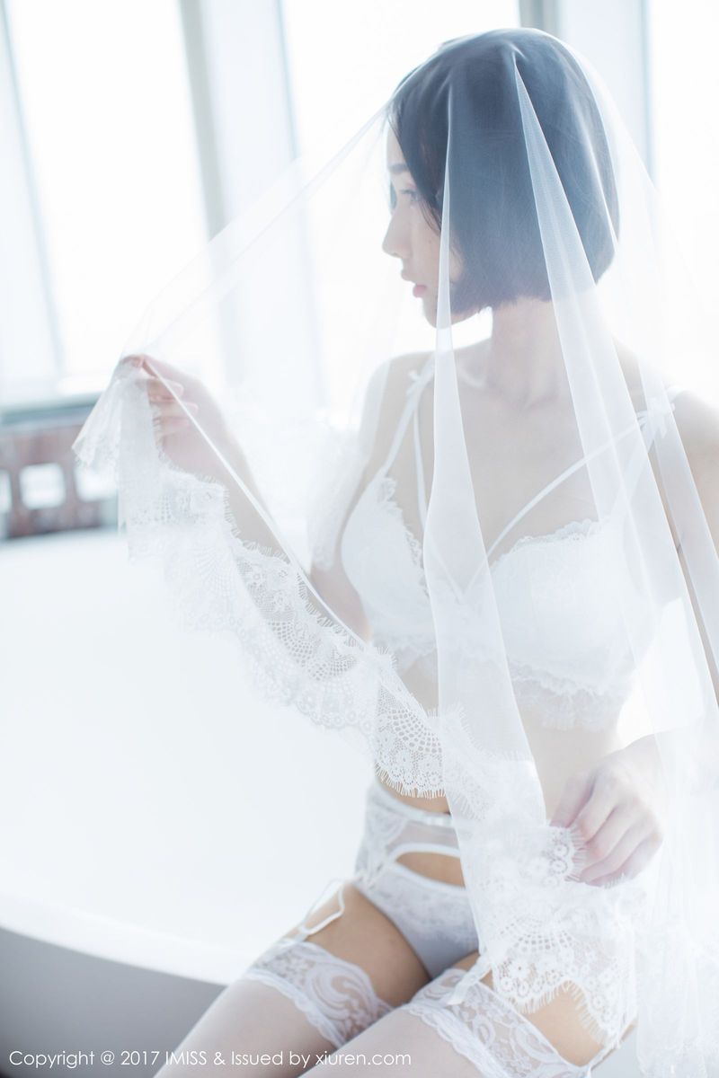 爱蜜社新人美女模特莉雅Livia水润清新诗情画意养眼写真