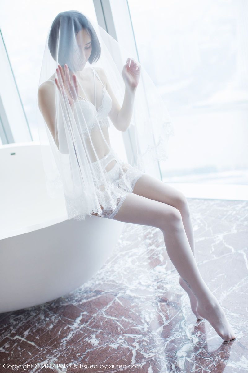 爱蜜社新人美女模特莉雅Livia水润清新诗情画意养眼写真