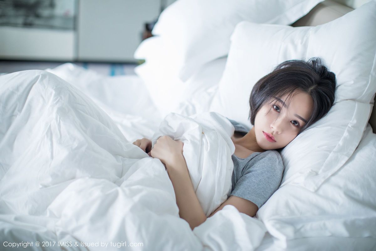 爱蜜社新人美女模特莉雅Livia水润清新诗情画意养眼写真