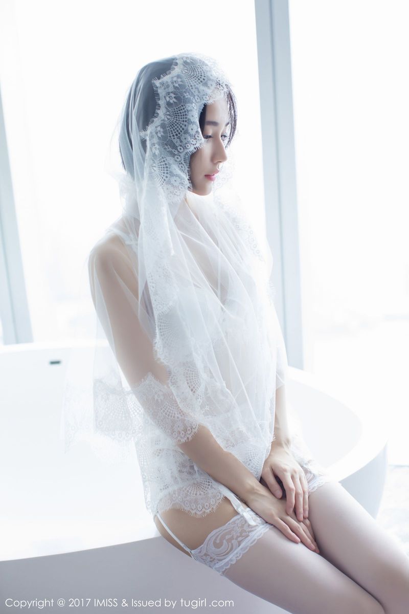 爱蜜社新人美女模特莉雅Livia水润清新诗情画意养眼写真