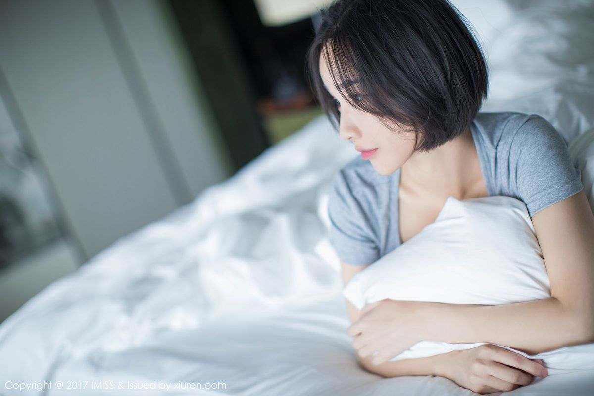 爱蜜社新人美女模特莉雅Livia水润清新诗情画意养眼写真