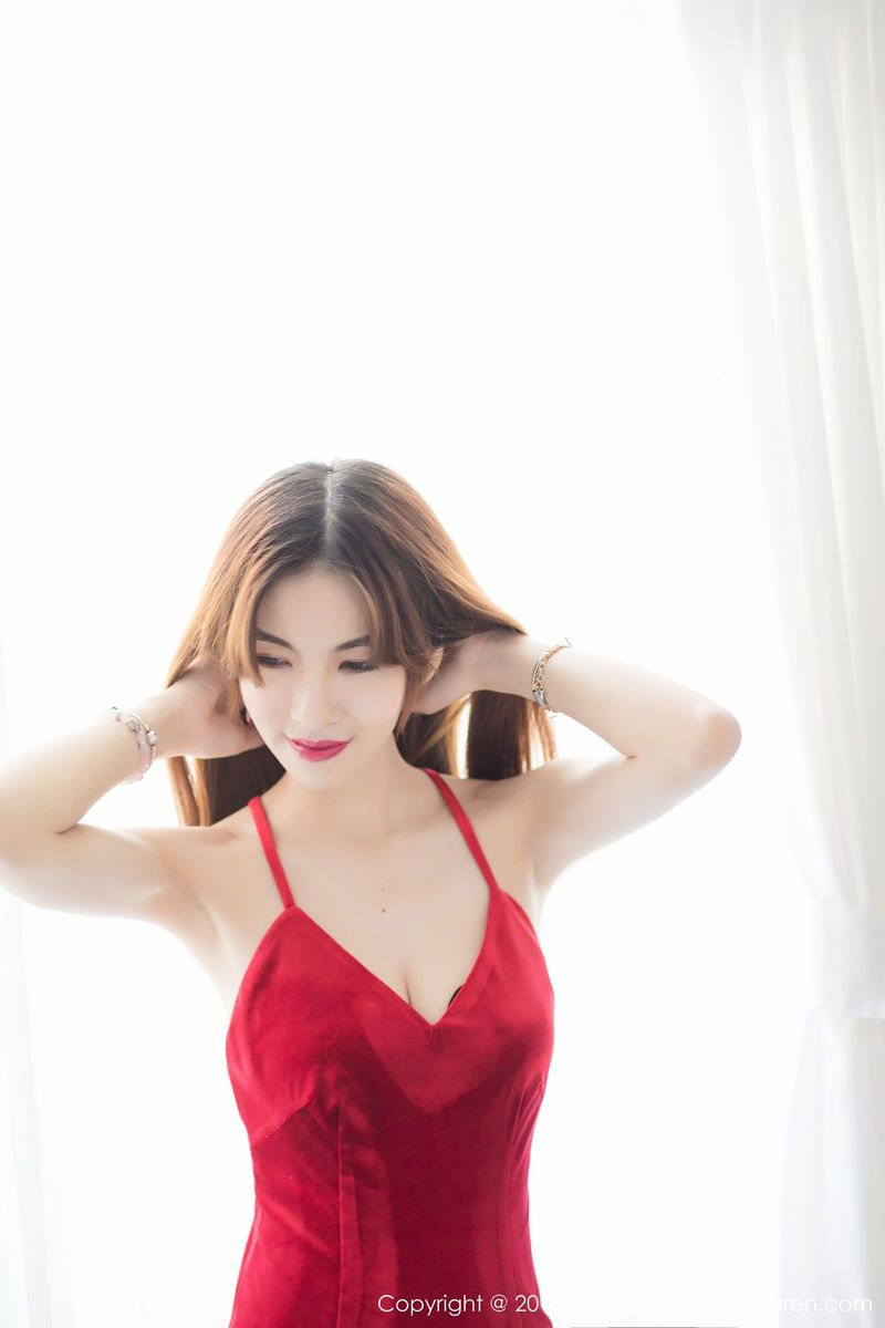 爱蜜社新人丽质美女Yannie红色吊裙&黑丝美腿内衣诱惑写真