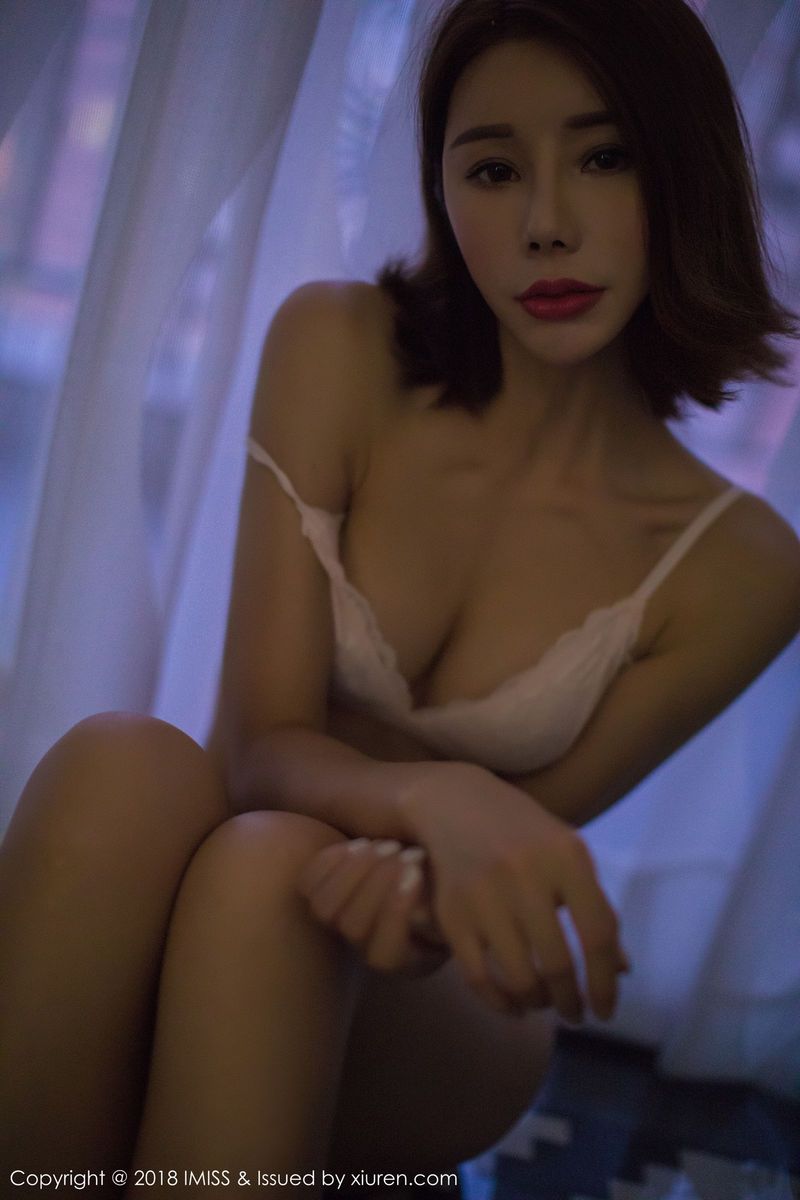 爱蜜社高挑美女Savina修长美腿蕾丝内衣诱惑丝袜控美图