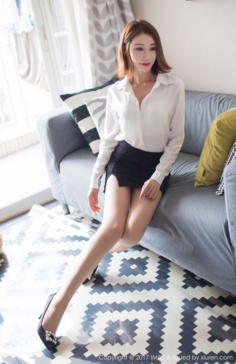 爱蜜社新人嫩模Savina职场OL黑丝美腿系列制服诱惑写真