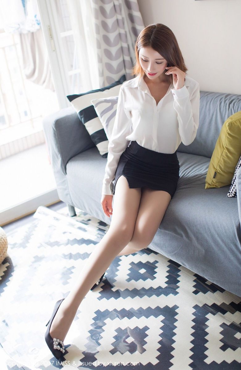 爱蜜社新人嫩模Savina职场OL黑丝美腿系列制服诱惑写真