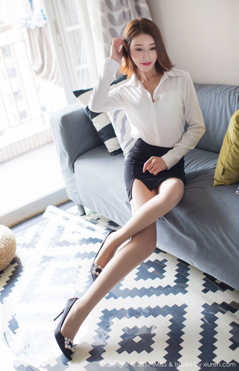 爱蜜社新人嫩模Savina职场OL黑丝美腿系列制服诱惑写真