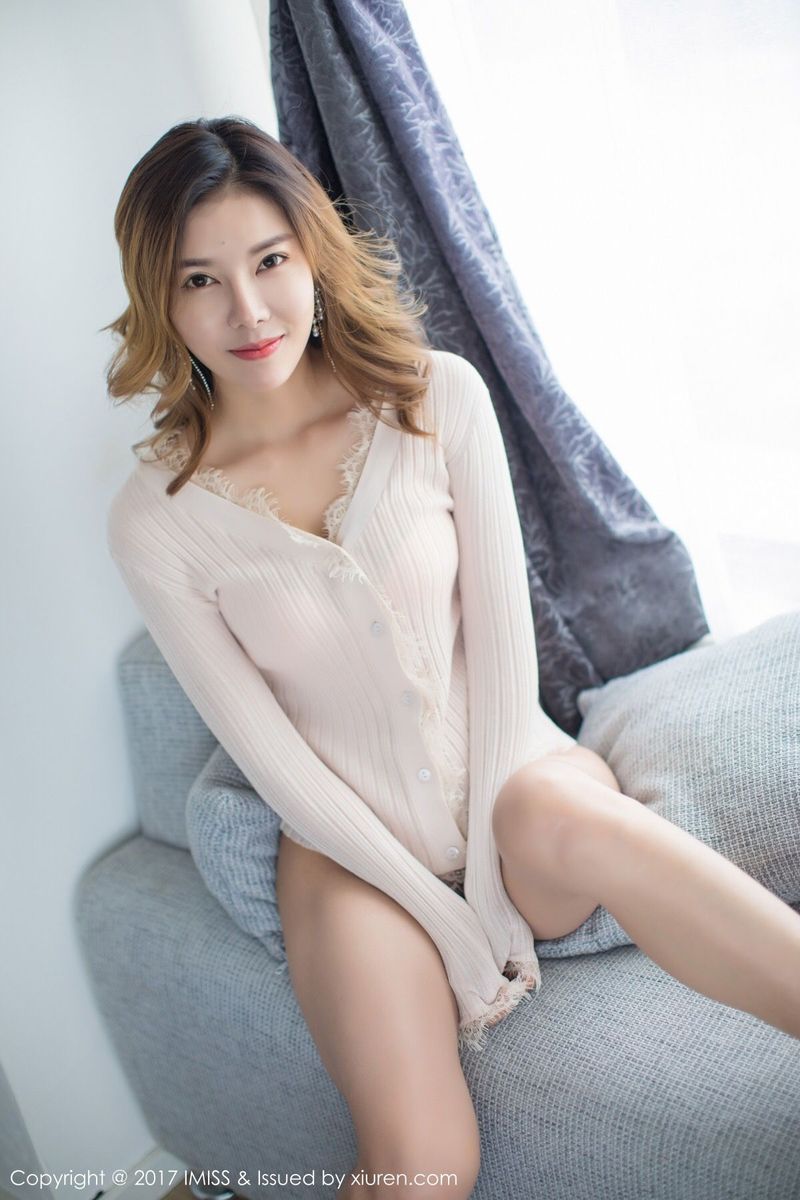 爱蜜社御姐型美女依依Yiyi粉色开胸翘臀内衣诱惑首套写真