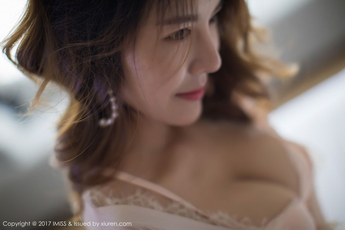 爱蜜社御姐型美女依依Yiyi粉色开胸翘臀内衣诱惑首套写真