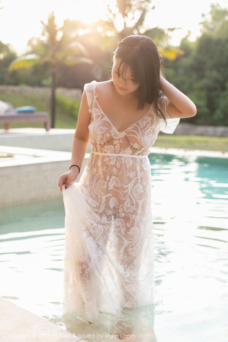 尤蜜荟性感女神小尤奈童颜巨乳泳池比基尼镂空出浴美图