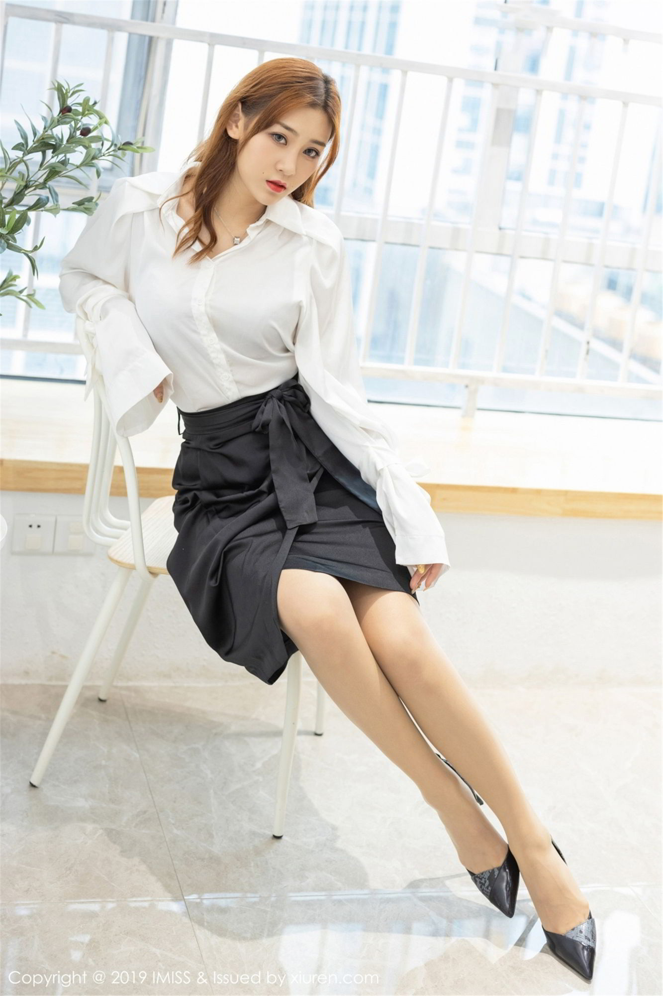 爱蜜社新人模特莉娜lena职场OL白衬衫制服诱惑首套写真