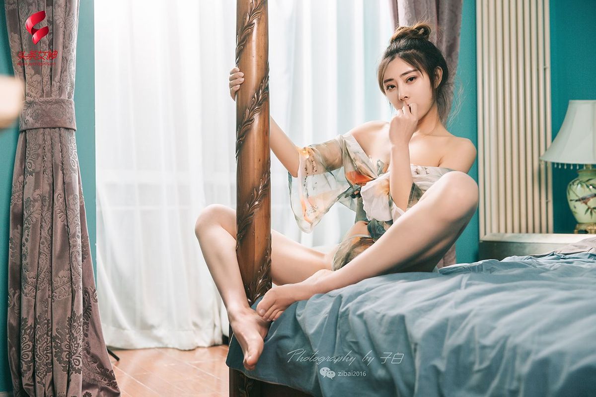 头条女神性感美女莫小希身着和服美胸翘臀丁字裤诱惑写真