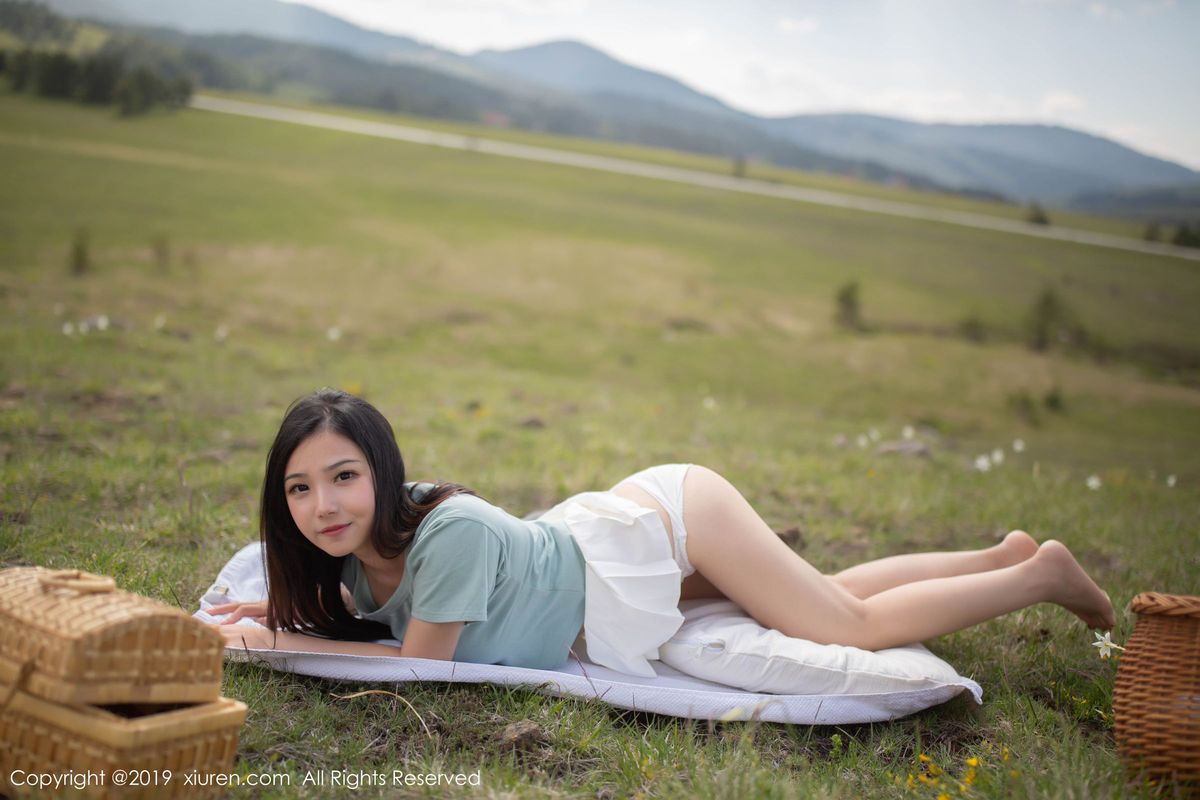 秀人网性感女神徐微微mia白嫩爆乳内衣诱惑东欧户外旅拍