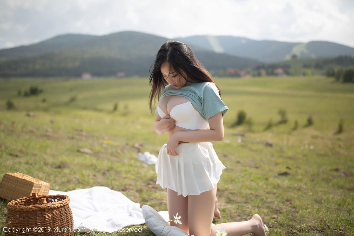 秀人网性感女神徐微微mia白嫩爆乳内衣诱惑东欧户外旅拍