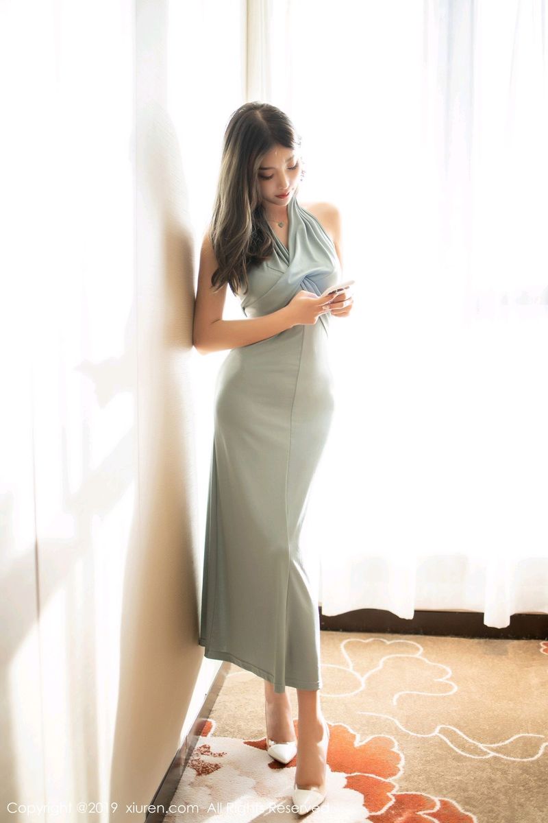 秀人网性感女神杨晨晨sugar丝袜美腿墨绿吊裙床照诱惑写真