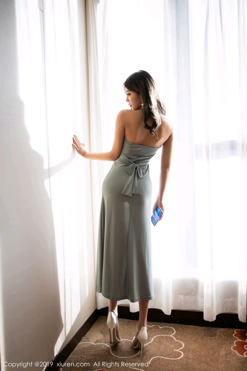 秀人网性感女神杨晨晨sugar丝袜美腿墨绿吊裙床照诱惑写真