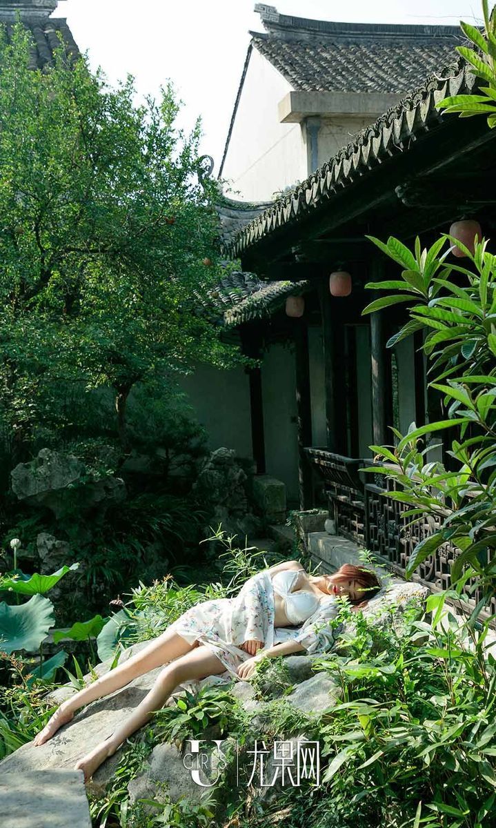 尤果网性感尤物苏小曼躺在绿丛勾人身材白嫩美胸翘臀美图