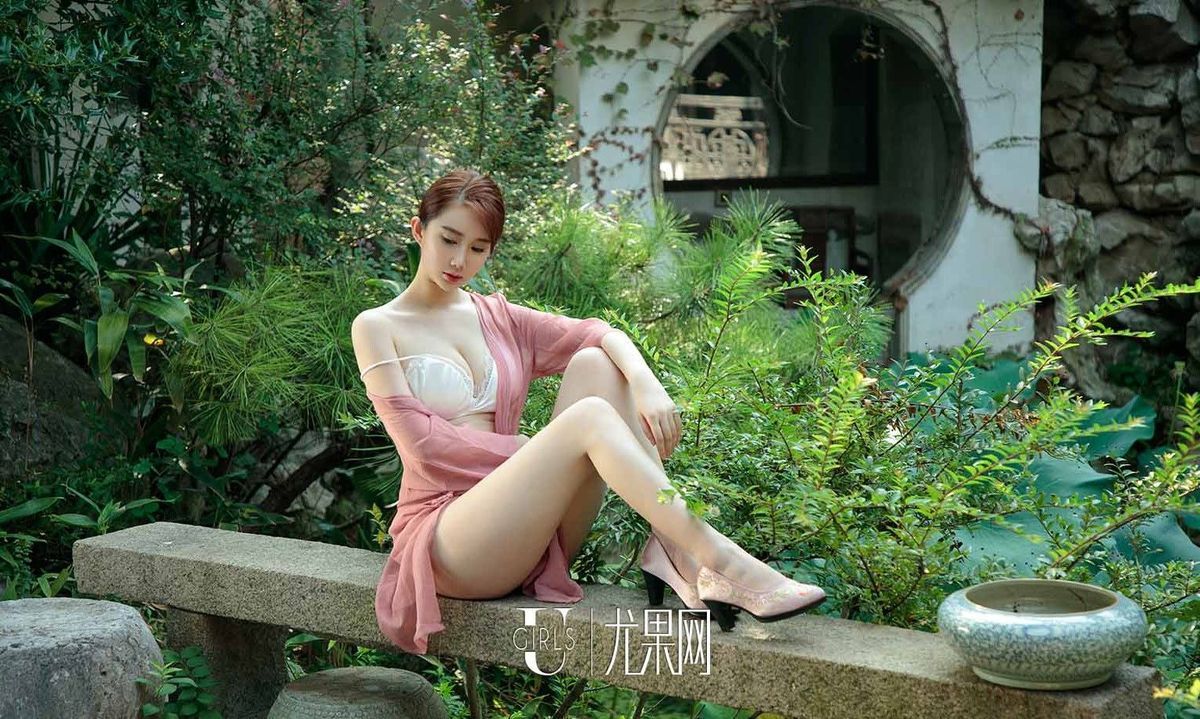 尤果网性感尤物苏小曼躺在绿丛勾人身材白嫩美胸翘臀美图