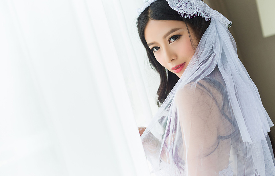 浑圆翘臀语嫣异常的蕾丝婚纱诱惑