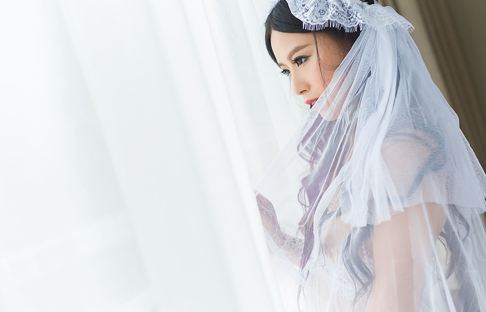 浑圆翘臀语嫣异常的蕾丝婚纱诱惑