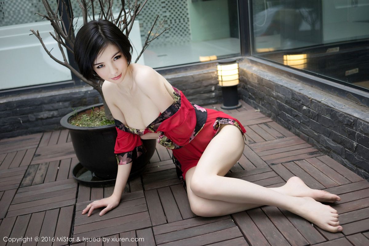 魅妍社新人短发嫩模Jenny佳妮傲人身材白嫩爆乳首套性感写真