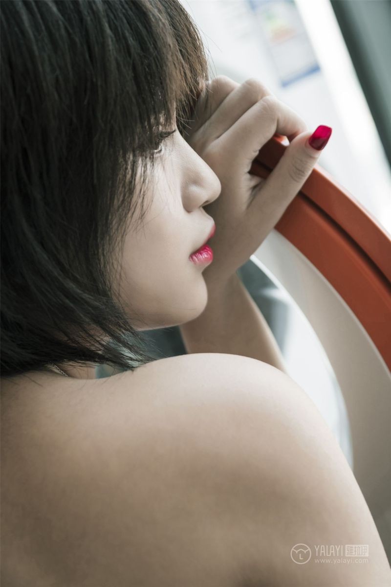 雅拉伊性感美女萌宝儿黑丝吊袜修长美腿内衣诱惑私房写真