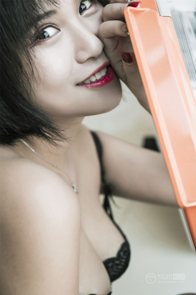 雅拉伊性感美女萌宝儿黑丝吊袜修长美腿内衣诱惑私房写真