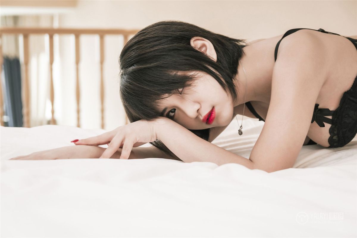 雅拉伊性感美女萌宝儿黑丝吊袜修长美腿内衣诱惑私房写真