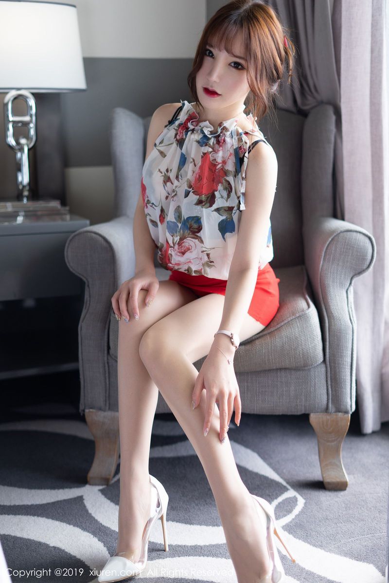 秀人网性感女神周于希Sandy丝袜美腿红色超短裙塞班岛旅拍