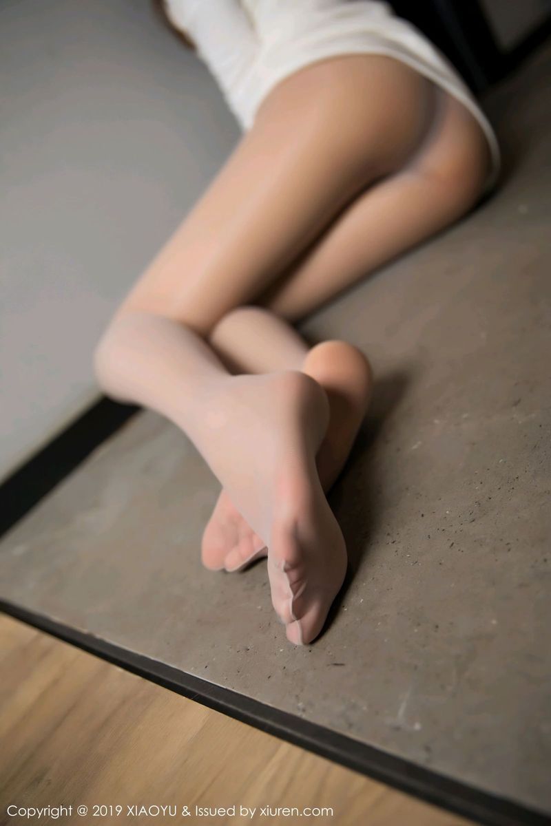 语画界性感女神芝芝Booty水润匀称丝袜美腿翘臀美胸写真