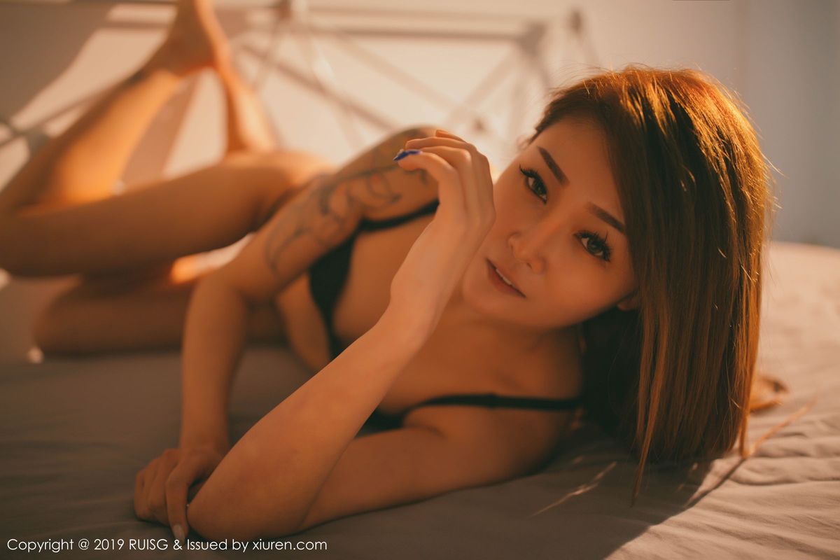 瑞丝馆新人模特慕西Mona富含御姐气息内衣诱惑首套写真