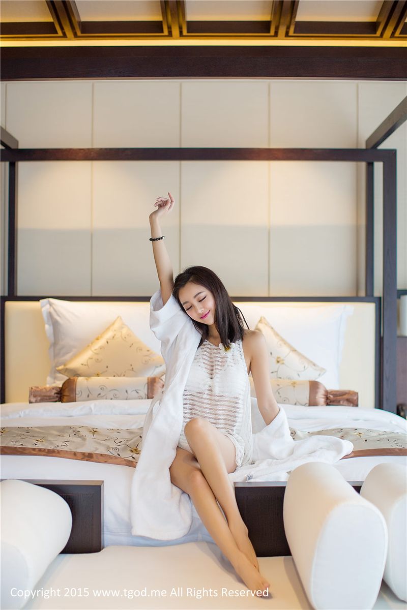 推女神性感姐妹花梁晶莹&李珂泳池湿身诱惑红珠山温泉写真