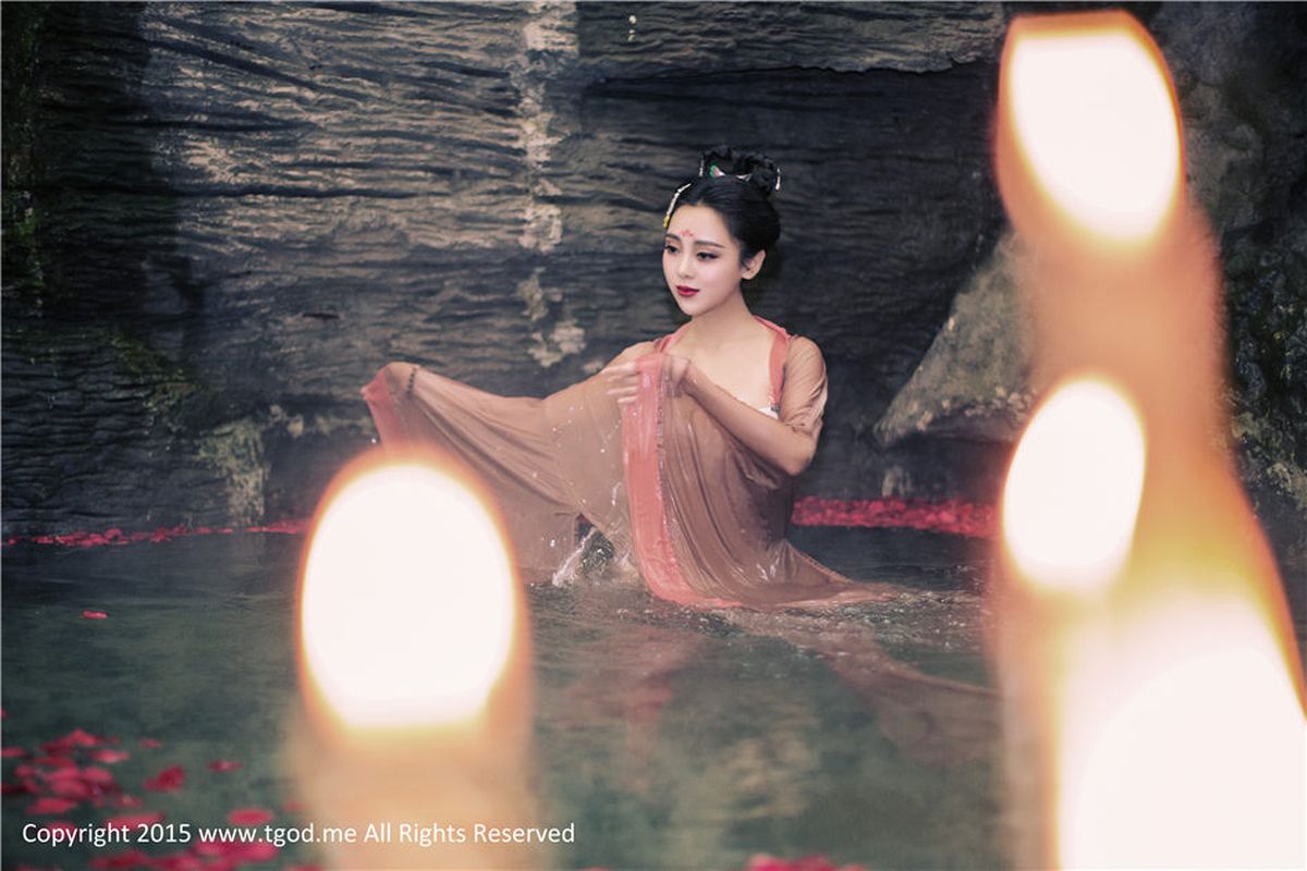 推女神性感姐妹花梁晶莹&李珂泳池湿身诱惑红珠山温泉写真